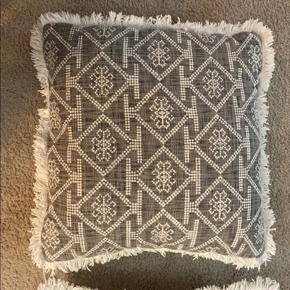 Throw pillows - Picture 2 of 3